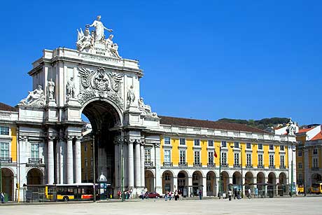 Poarta in forma de arc de triumf pe strada Augusta in Lisabona foto