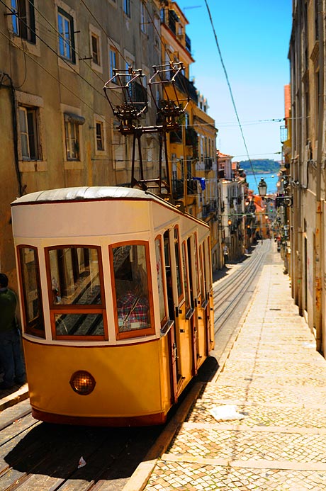 Tramvai galben in Lisabona